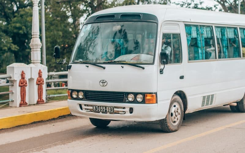 Xe van 16 chỗ đưa đón đoàn khách sân bay